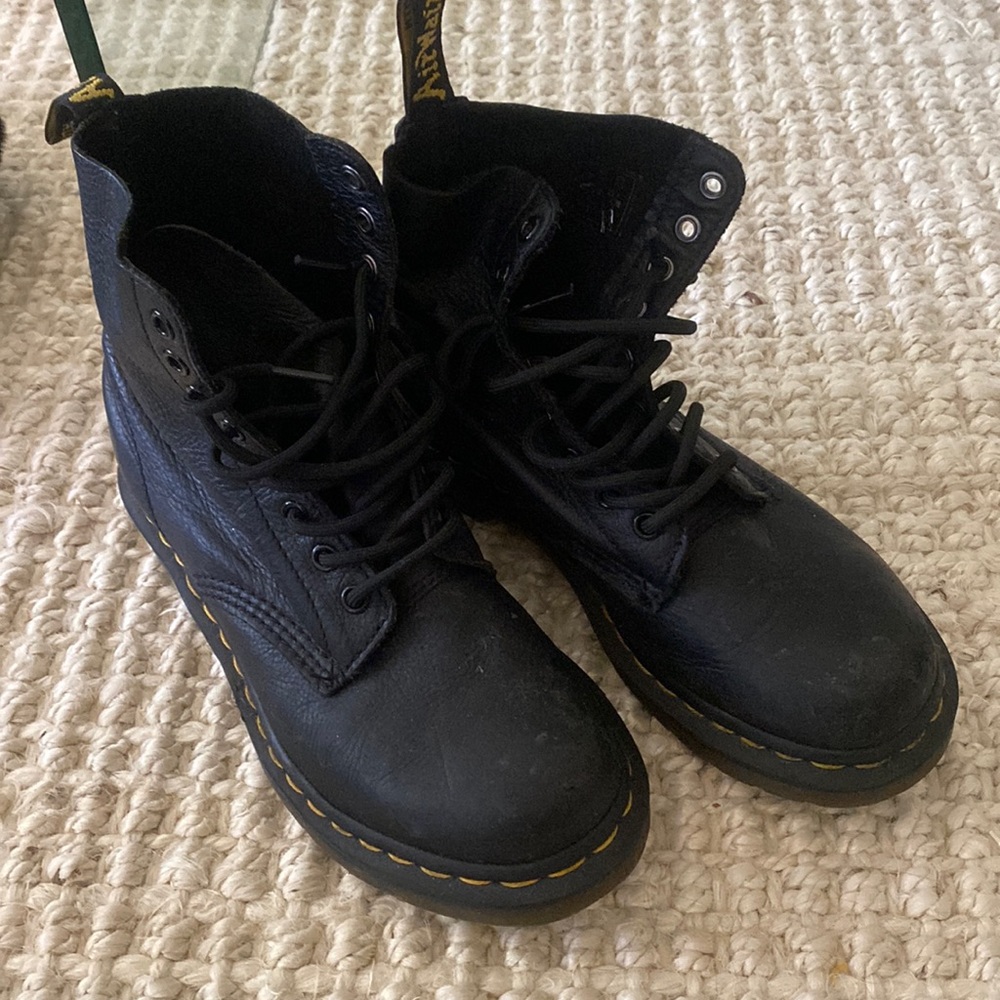 Dr. Martins 1460 WOMEN'S SMOOTH LEATHER LACE UP BOOTS